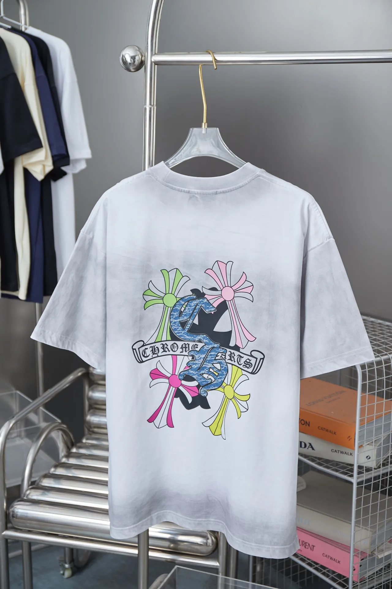 🅿️200 Ch*ome Hearte 25SS early spring new style, Croix heart logo printed short sleeves, light luxury, a must-have item for daily commuting for men and women, correct version, welcome to compare, detailed features · 320g 100% pure cotton double yarn jersey fabric · Custom dyed in the same vat, special thickened 32 count double-strand 1X1 thread · Digital direct printing ➕ Three-dimensional thick letter logo · Ready-to-wear dyeing Then do the faded fried snowflake process, then wash it to make it look old · General washing to improve the effect · Double needle stitching and cross-stitch process · Original main mark, washed tag, brand moisture-proof paper packaging Color: black/white Size: S/M/L/XL